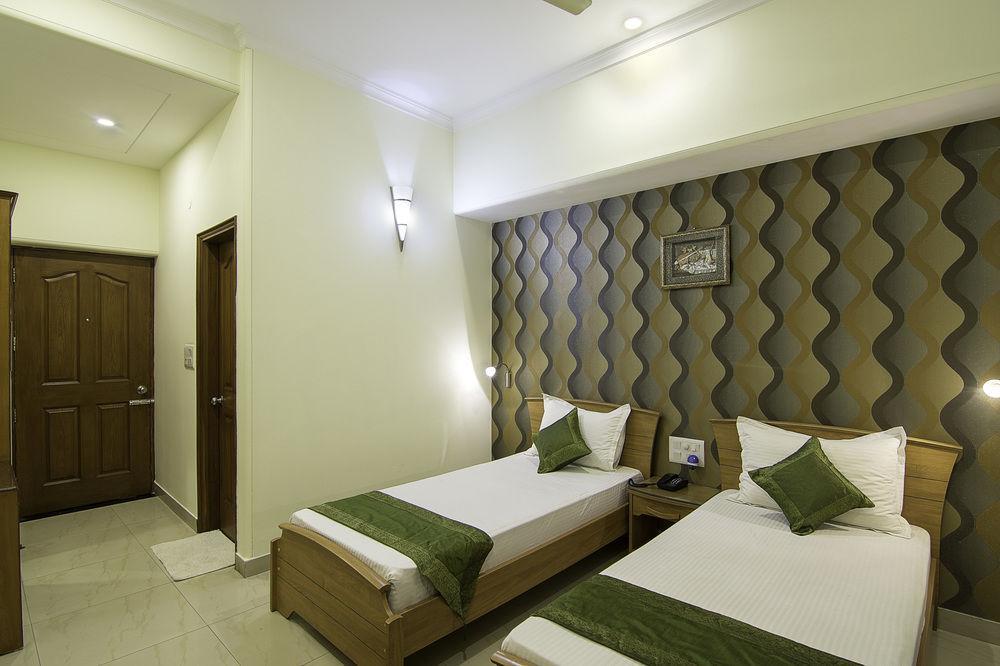 Treebo Palm Tree Palam Vihar Hotel Gurgaon Exterior photo