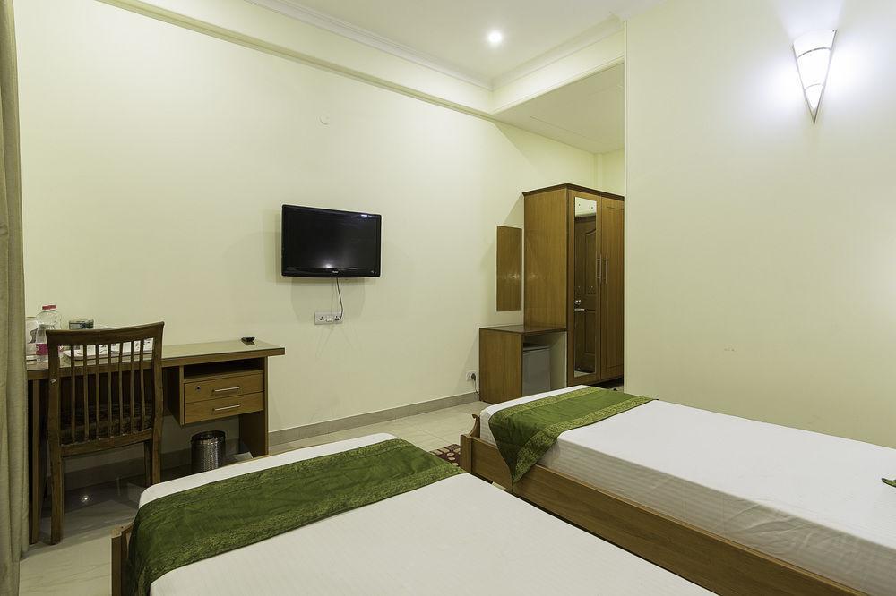 Treebo Palm Tree Palam Vihar Hotel Gurgaon Exterior photo
