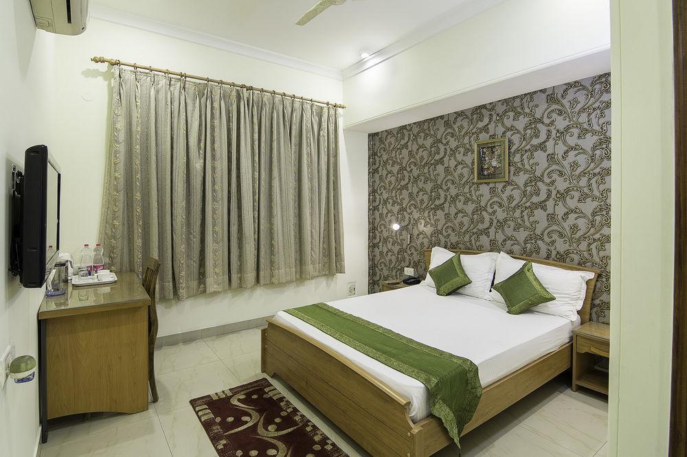 Treebo Palm Tree Palam Vihar Hotel Gurgaon Exterior photo