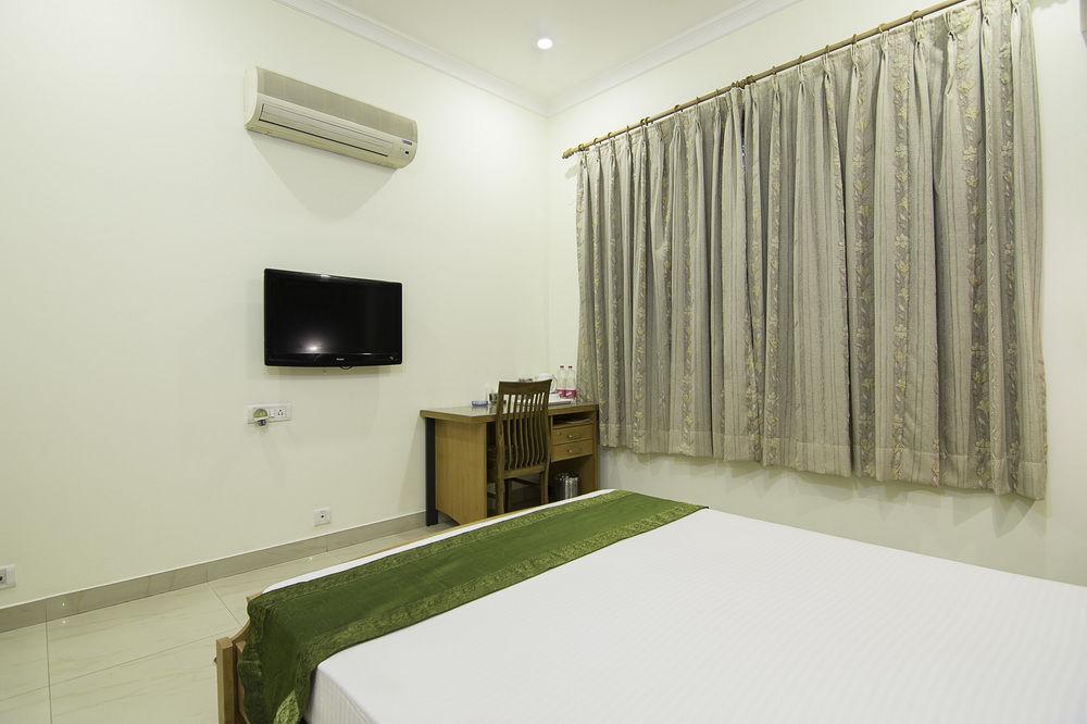 Treebo Palm Tree Palam Vihar Hotel Gurgaon Exterior photo