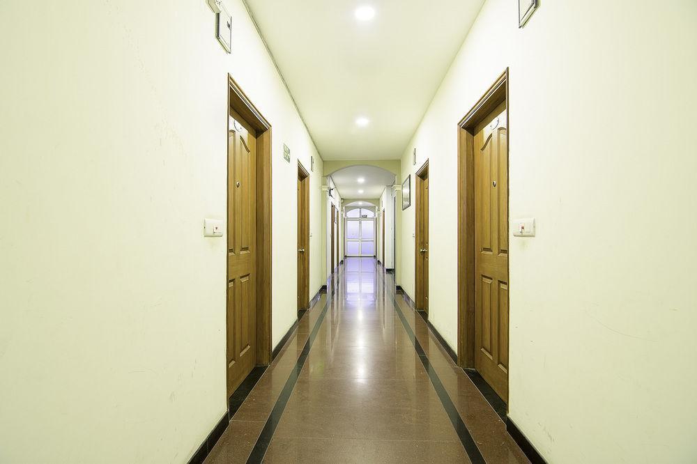 Treebo Palm Tree Palam Vihar Hotel Gurgaon Exterior photo